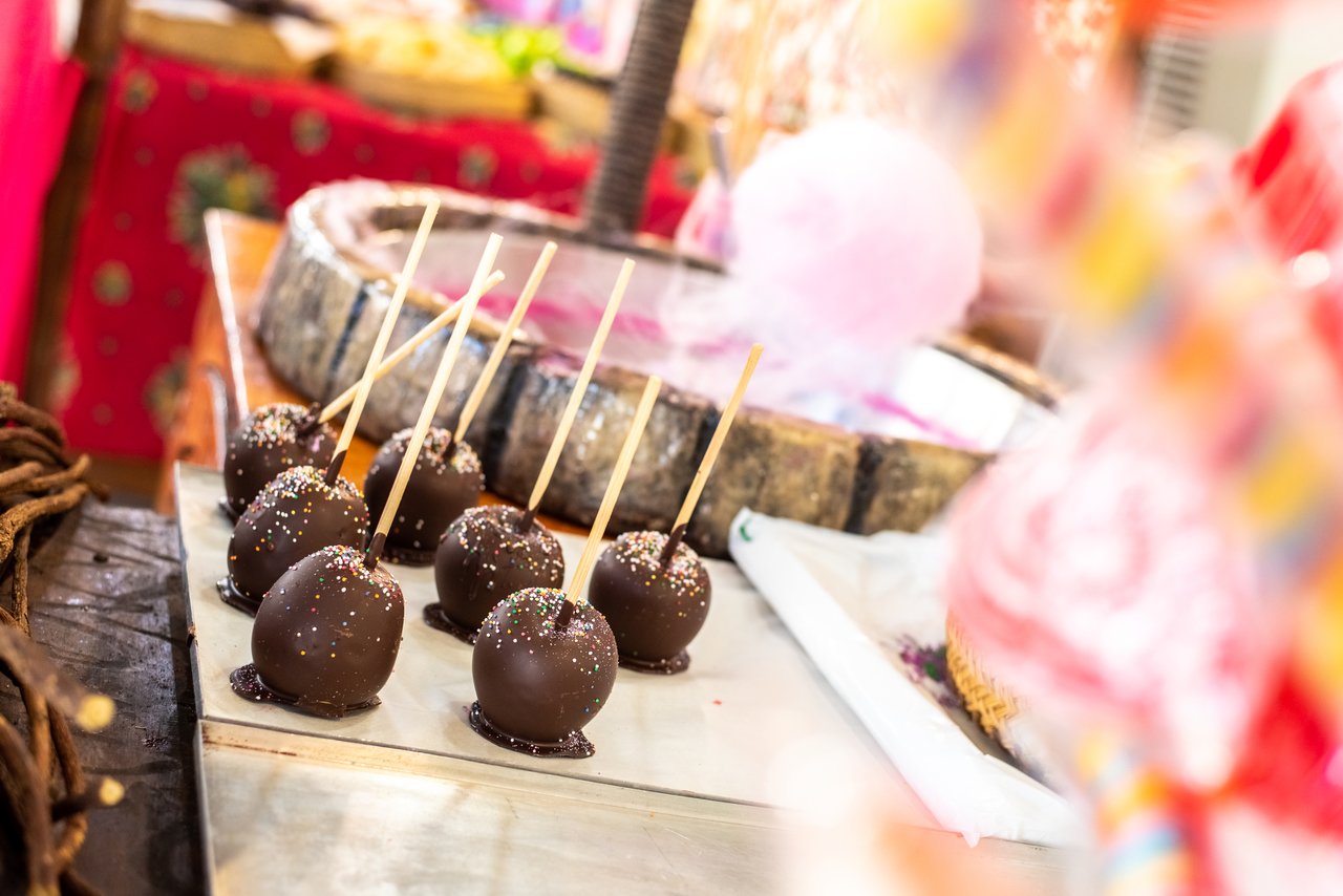 What is Dipping Chocolate and How to Make It